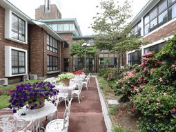中庭の花とテーブル