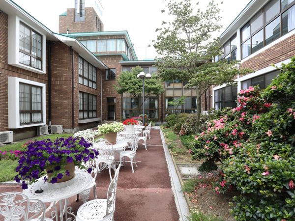 中庭の花とテーブル