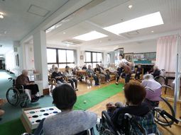 複数の高齢者とレクリエーション