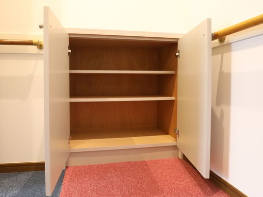 開いた木製の収納棚