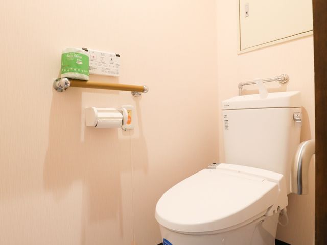 清潔なトイレの角度 トイレ 安心してご利用いただけるバリアフリー設計のトイレです。手すりが使いやすく配置され、快適な空間を提供しています。