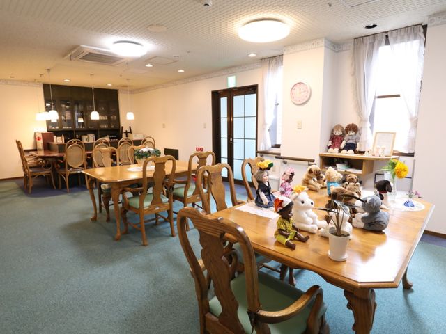 共有空間の食堂風景 食堂 ぬくもりのある装飾が施された食堂です。窓辺に飾られたぬいぐるみが、訪れる人々を優しく出迎えています。