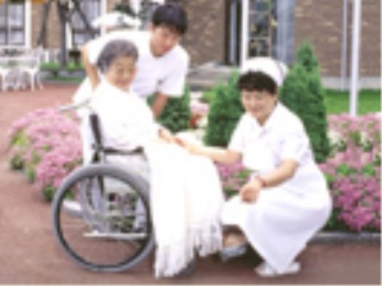 車椅子の利用者とスタッフ