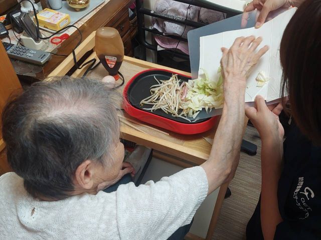 調理支援中の居室 居室 居室では、訪問スタッフが共に調理をサポートしており、利用者が積極的に参加しています。調理しやすい環境が整っています。