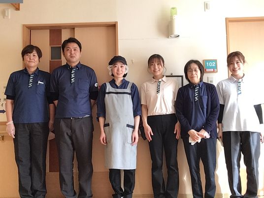 並んだ笑顔の介護スタッフ