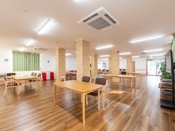 自然光が入る広々とした食堂