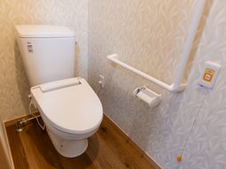 手すり付きのトイレ
