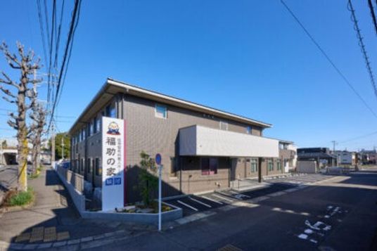 広い駐車場を備えた外観