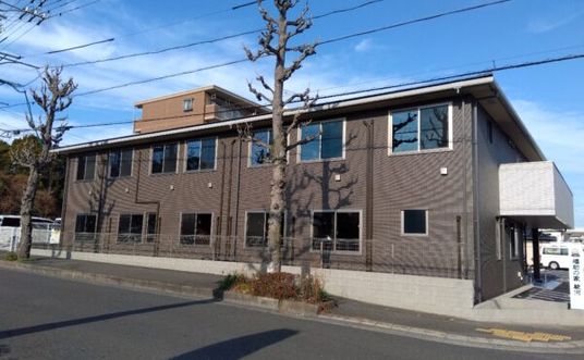茶色い建物の外観