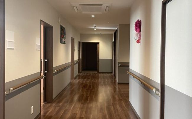手すり付きの広い廊下