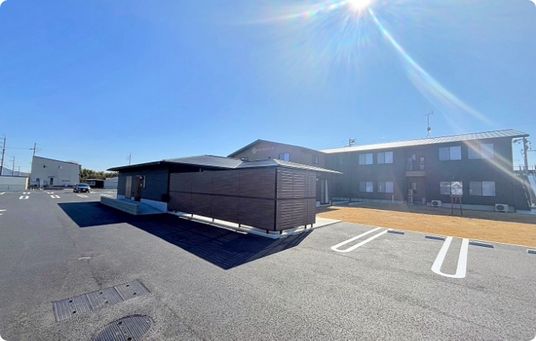 広い駐車場の外観