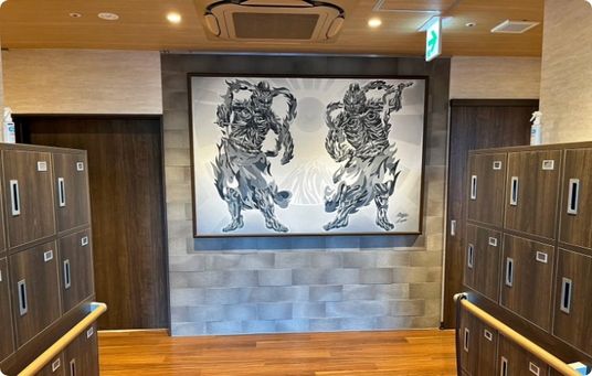 絵画が飾られた廊下