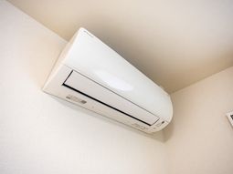 壁に設置されたエアコン