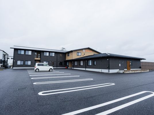 広い駐車場の施設