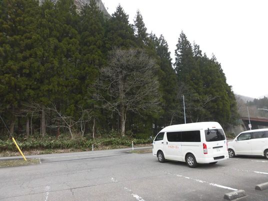 送迎車が停まる外観  