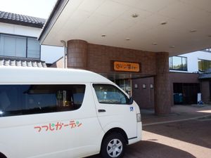 送迎車が停まる玄関  