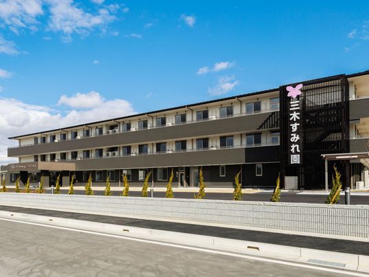 青空の前に建つ外観  