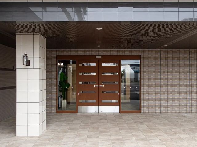 施設のエントランス  