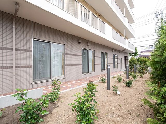 建物外観と植栽の通路  