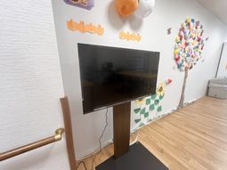 飾り付けのある廊下  