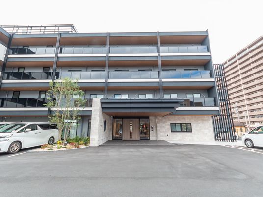 落ち着いた外観の建物