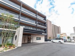 現代的な外観の建物