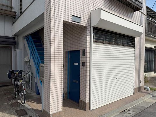 外観の建物入口  
