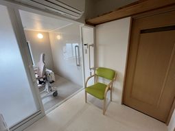 ゆったりとした居室の入口