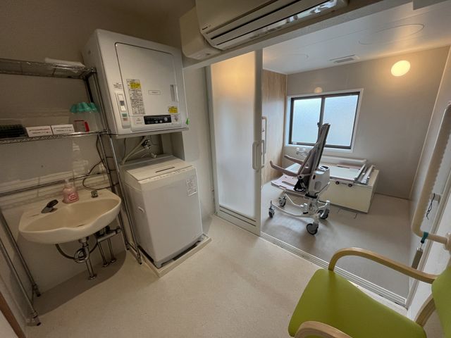 居室の照明と家具 浴室 快適な居室の様子です。シンクや収納が整った清潔感のある空間で、生活する上での利便性が高く配慮されています。