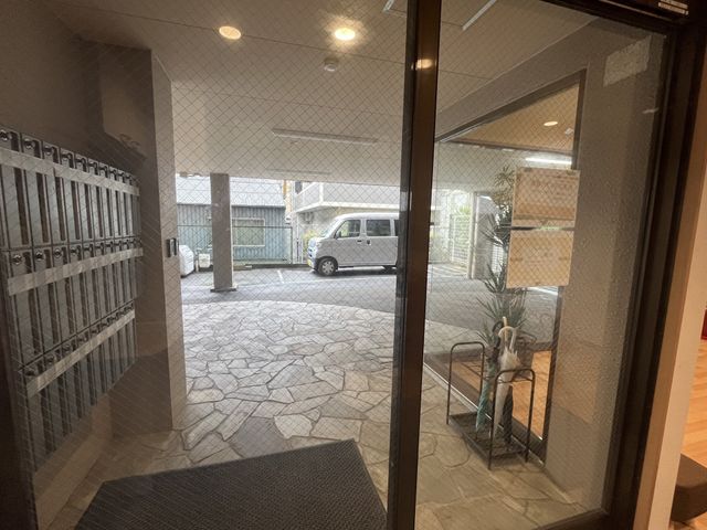 エントランスの風景 エントランス ガラス越しに見える落ち着いたエントランスは、安心して訪れることができるよう配慮されています。