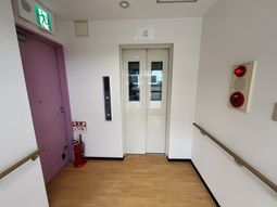 廊下とエレベーターの風景