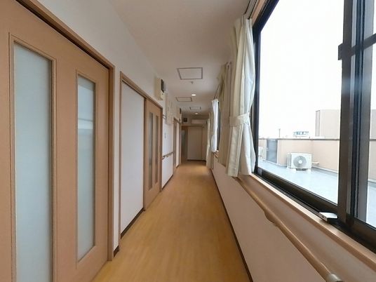 広々とした明るい廊下