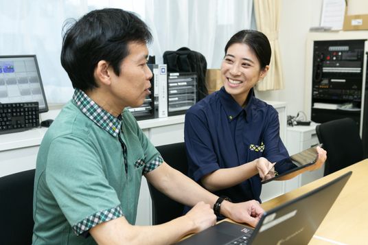 スタッフが相談する事務室  