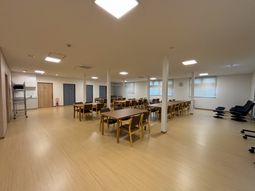 広々とした明るい食堂
