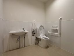 洋式トイレと洗面台