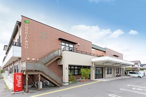 看板がある建物の外観