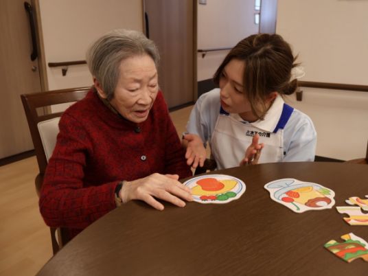 職員と高齢者の活動場面