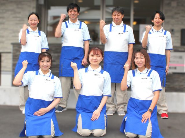 スタッフイメージの写真 スタッフイメージ 笑顔のスタッフたちが集い、協力を表現しています。施設でのチームワークが魅力です。