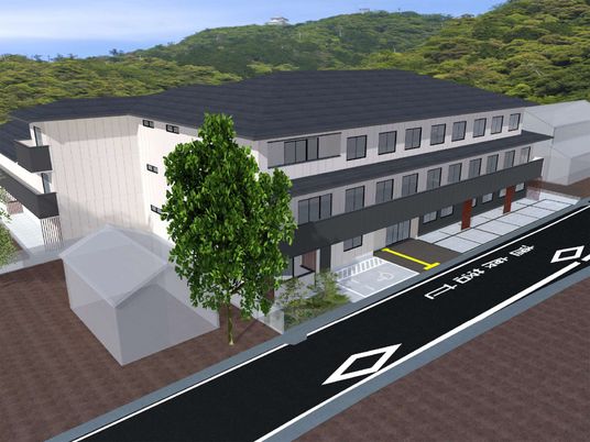 緑に囲まれた建物外観