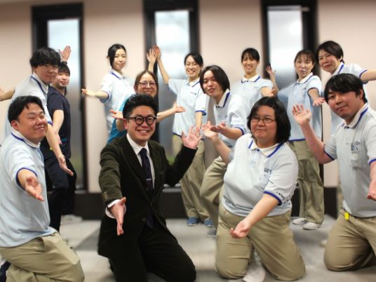 笑顔のスタッフ集合