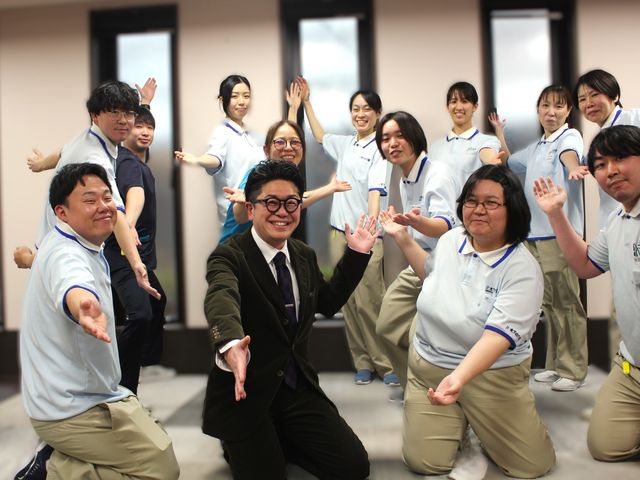 笑顔のスタッフ集合 スタッフイメージ スタッフの笑顔溢れる姿勢が明るい雰囲気を感じさせます。チームワークの良さが伝わります。