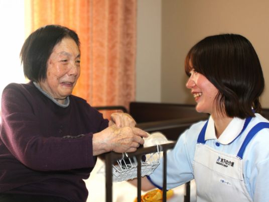 介護士と利用者が話す居室