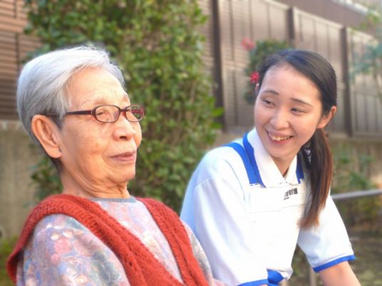 庭で話す二人