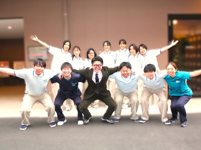 チームの集合写真 スタッフイメージ 施設職員の仲の良さが伝わる瞬間です。笑顔あふれる職場環境が魅力です。