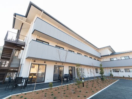 白い外観の建物