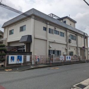 落ち着いた外観の建物