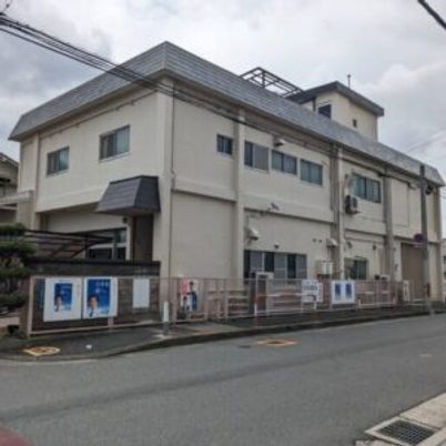 落ち着いた外観の建物