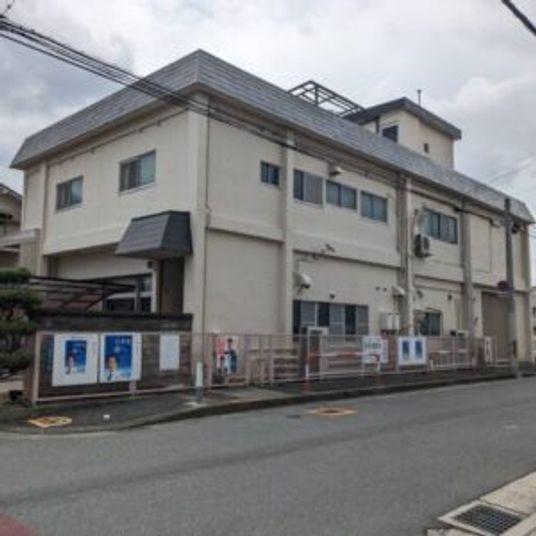 落ち着いた外観の建物