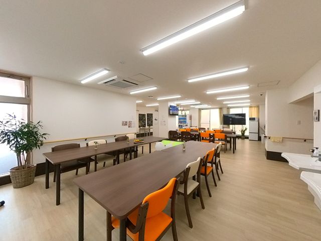 ゆったりした食堂 ダイニングルーム 開放的で明るいダイニングルームです。様々なテーブルが配され、共に食事を楽しむ空間となっています。