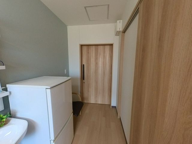 居室の様子 居室 落ち着いた色合いの私室です。収納や冷蔵庫も備え、生活に必要な設備が整っています。